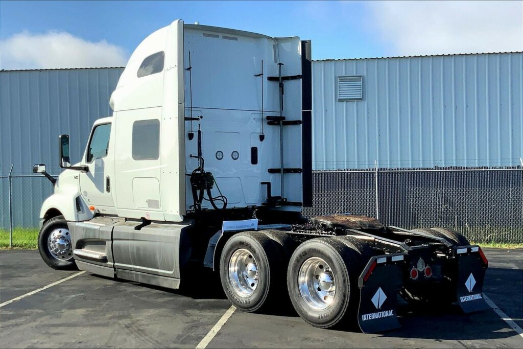 2023 CUM LT625 6X4 Sleeper