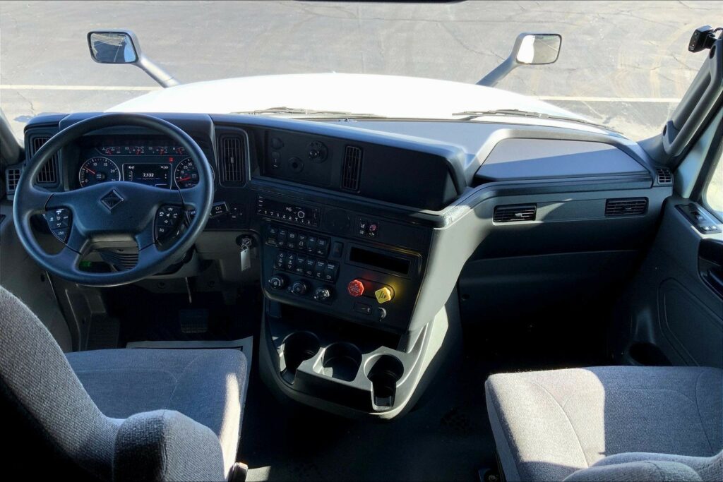 2023 CUM LT625 6X4 Sleeper