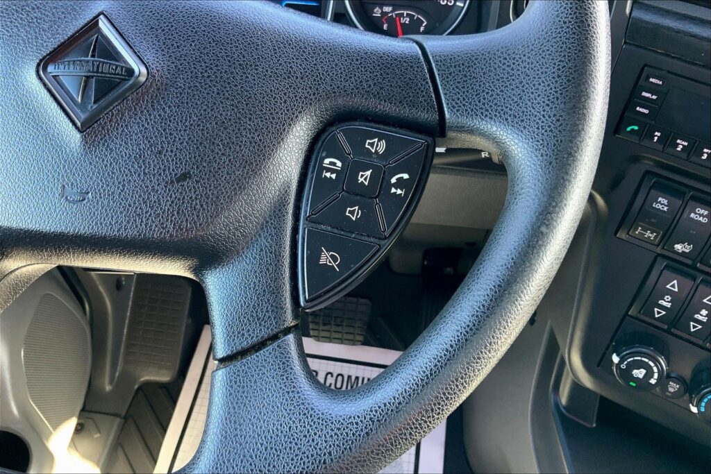 2023 CUM LT625 6X4 Sleeper