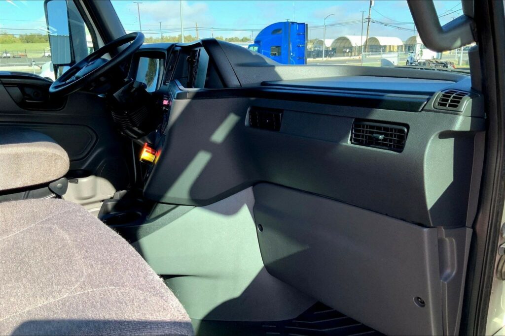 2023 CUM LT625 6X4 Sleeper