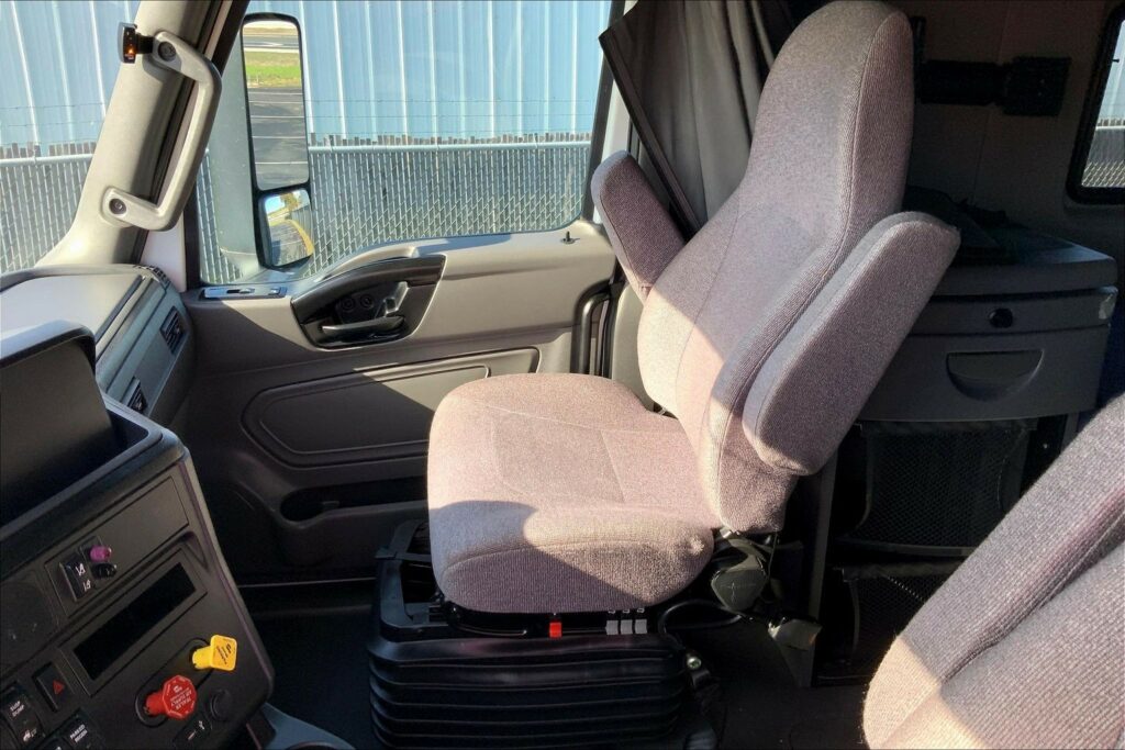 2023 CUM LT625 6X4 Sleeper