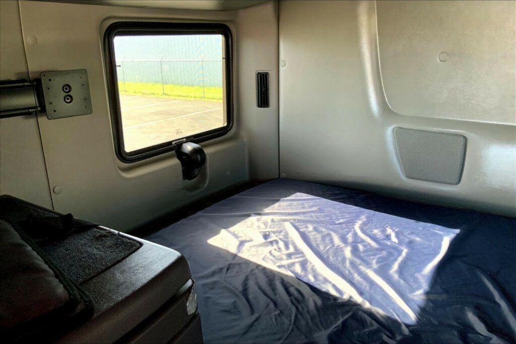 2023 CUM LT625 6X4 Sleeper