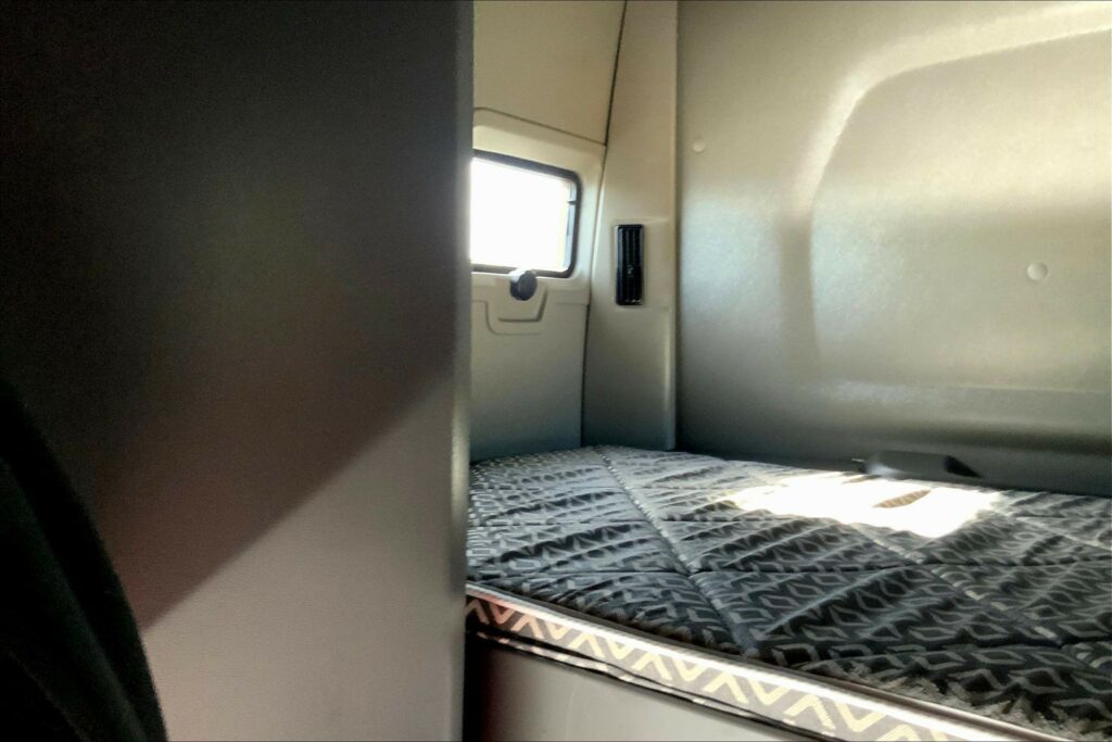 2023 CUM LT625 6X4 Sleeper