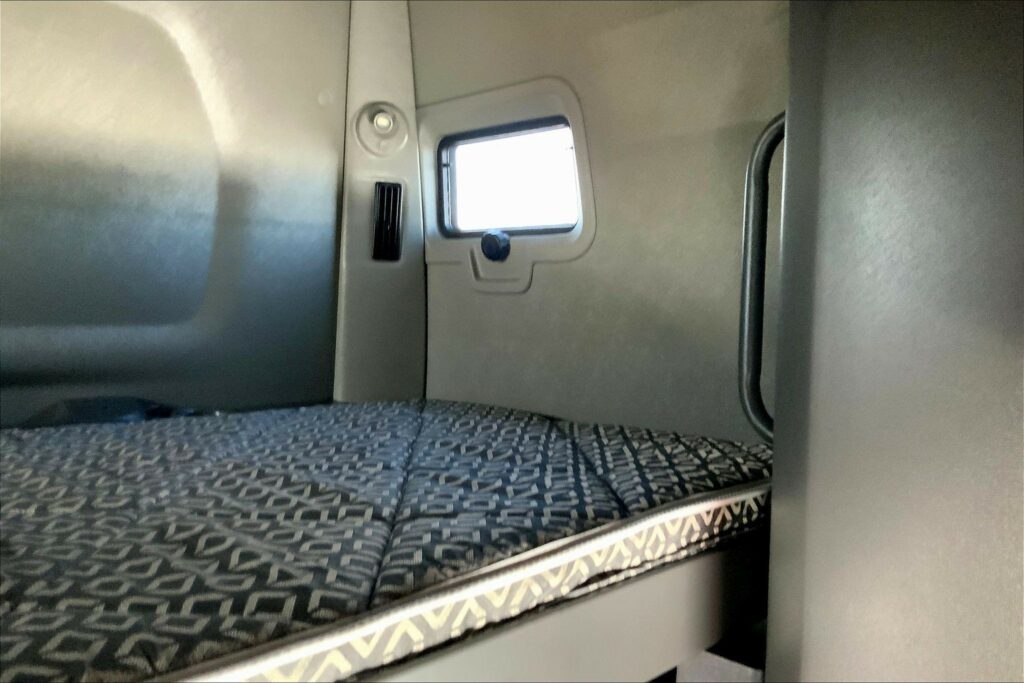 2023 CUM LT625 6X4 Sleeper