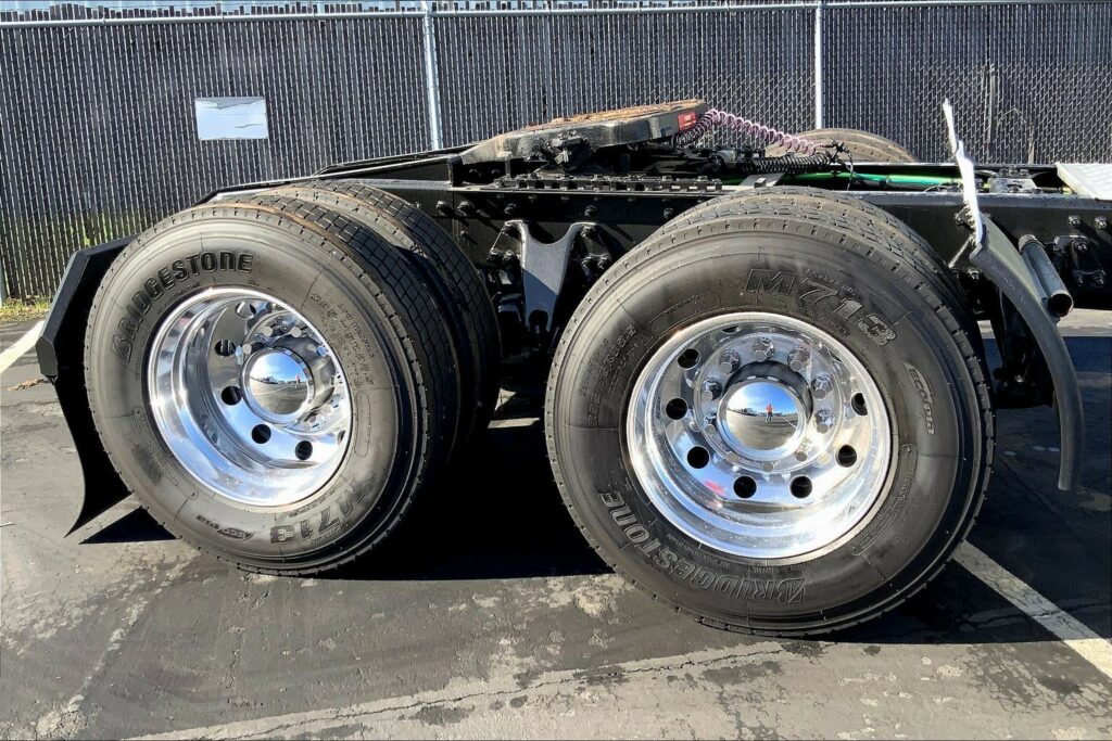 2023 CUM LT625 6X4 Sleeper