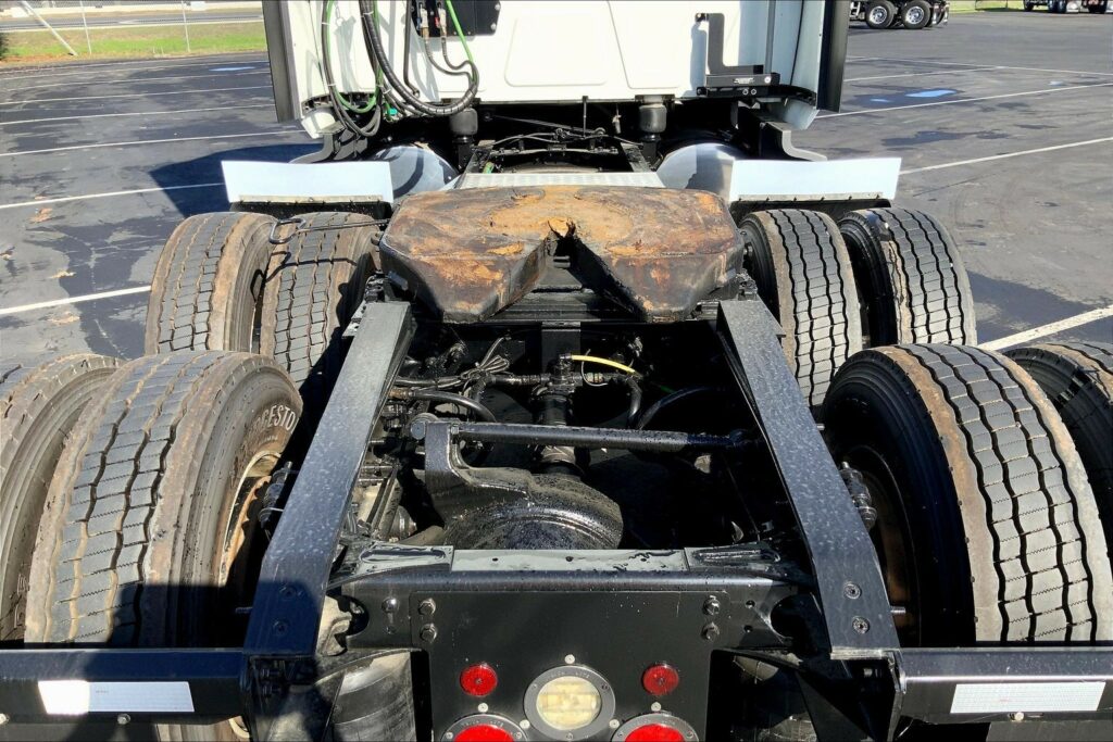 2023 CUM LT625 6X4 Sleeper