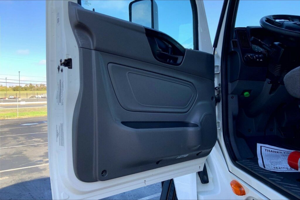 2023 CUM LT625 6X4 Sleeper