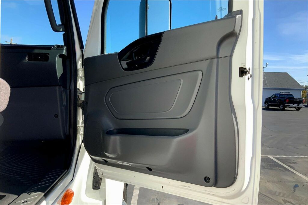 2023 CUM LT625 6X4 Sleeper