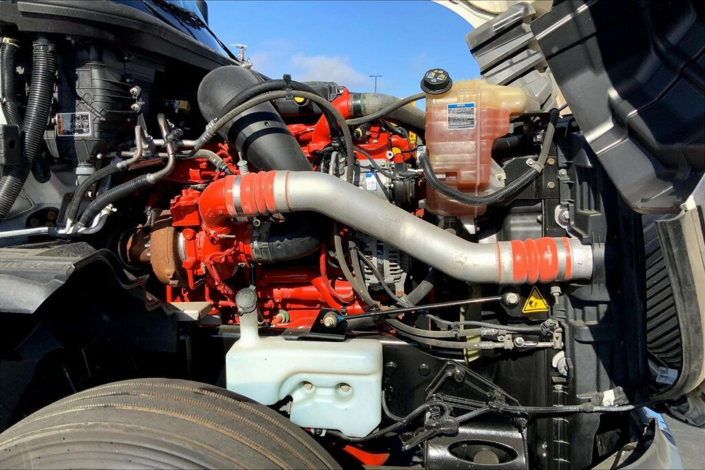 2023 CUM LT625 6X4 Sleeper