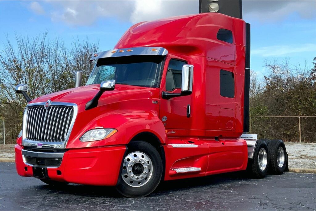 2023 CUM LT625 6X4 Sleeper