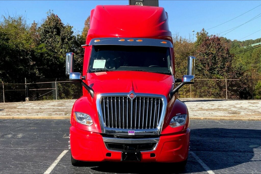 2023 CUM LT625 6X4 Sleeper