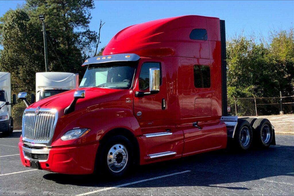 2023 CUM LT625 6X4 Sleeper