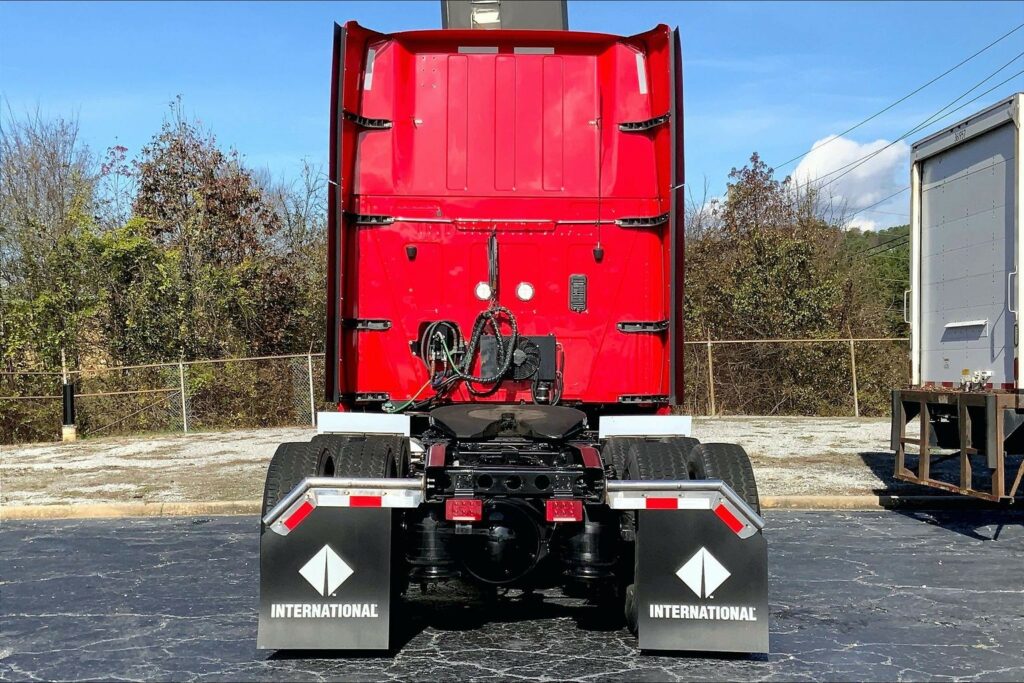 2023 CUM LT625 6X4 Sleeper