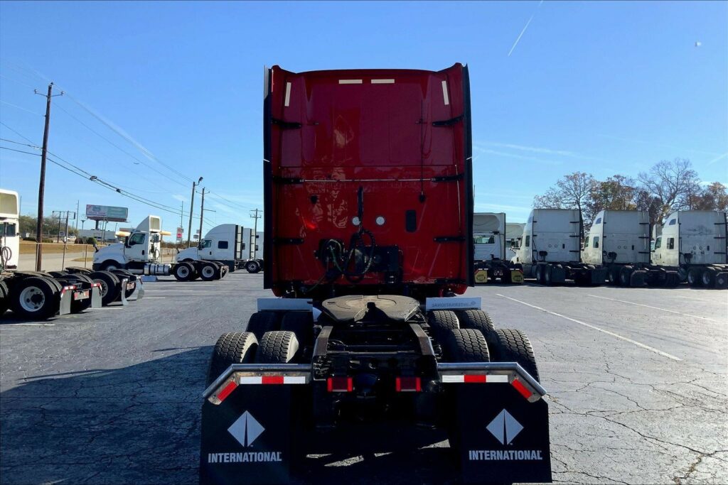 2023 CUM LT625 6X4 Sleeper