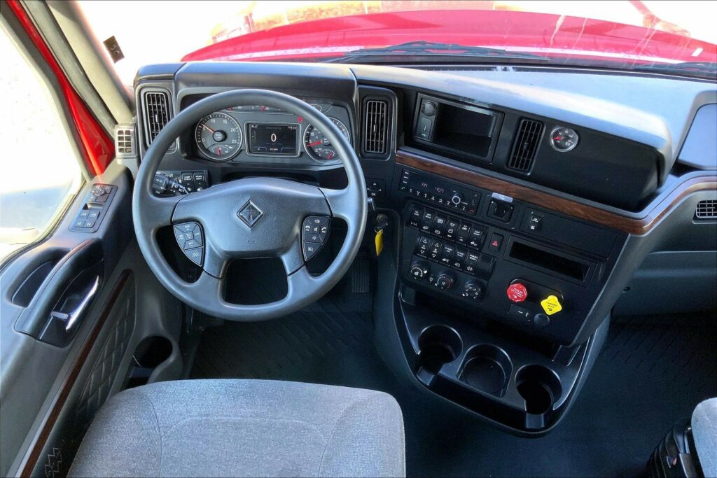 2023 CUM LT625 6X4 Sleeper