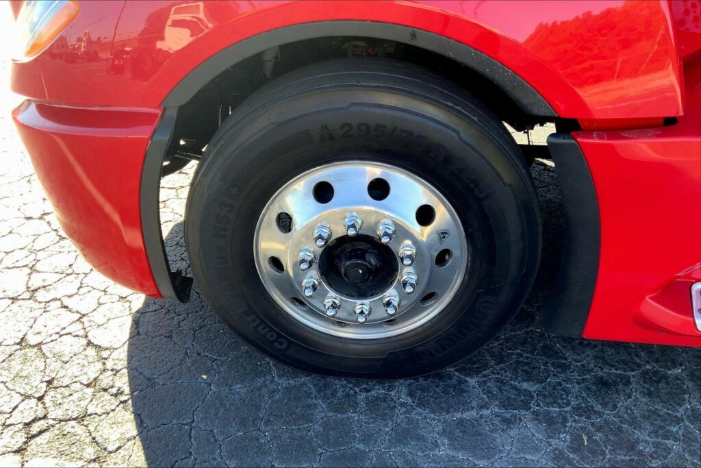 2023 CUM LT625 6X4 Sleeper