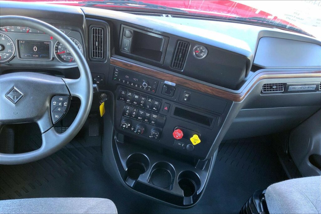 2023 CUM LT625 6X4 Sleeper