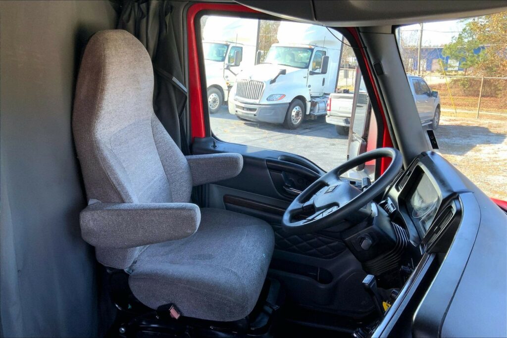 2023 CUM LT625 6X4 Sleeper