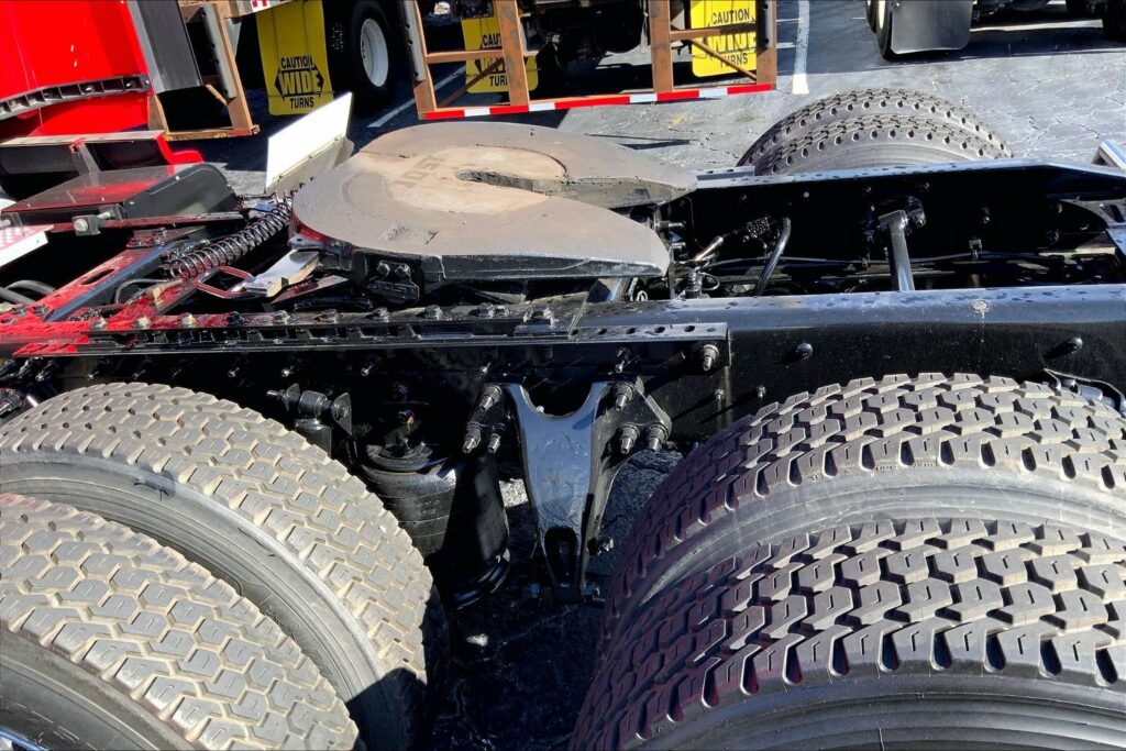 2023 CUM LT625 6X4 Sleeper