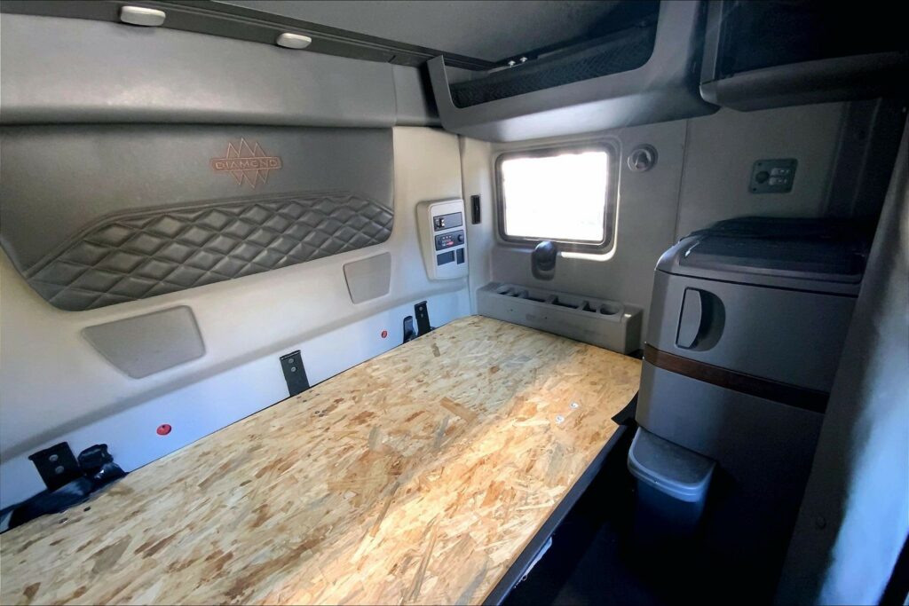 2023 CUM LT625 6X4 Sleeper