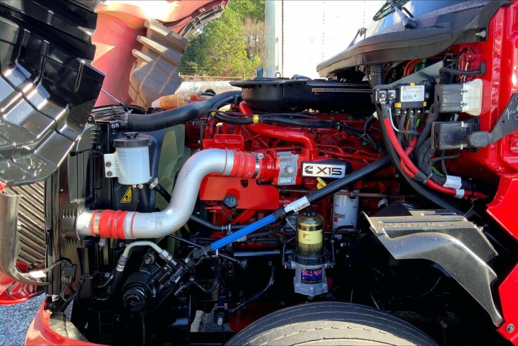 2023 CUM LT625 6X4 Sleeper