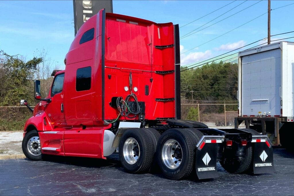 2023 CUM LT625 6X4 Sleeper