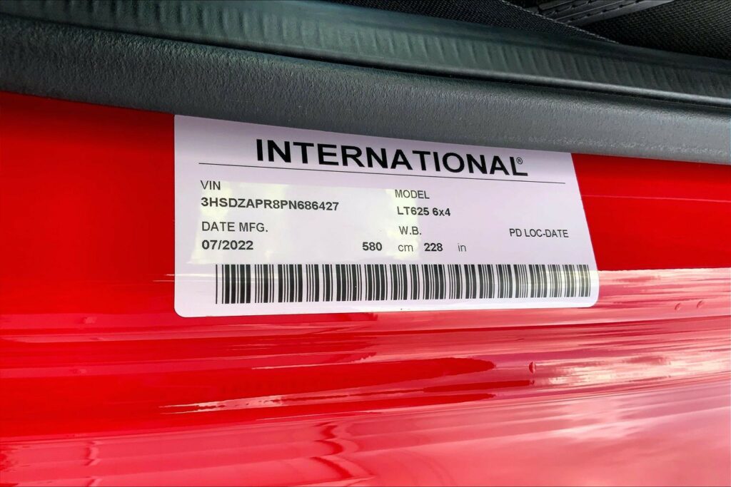 2023 CUM LT625 6X4 Sleeper