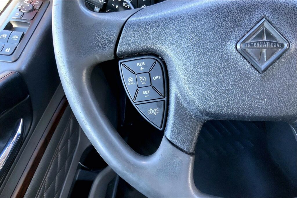 2023 CUM LT625 6X4 Sleeper