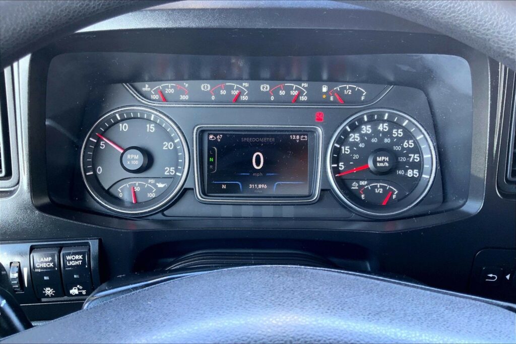 2023 CUM LT625 6X4 Sleeper