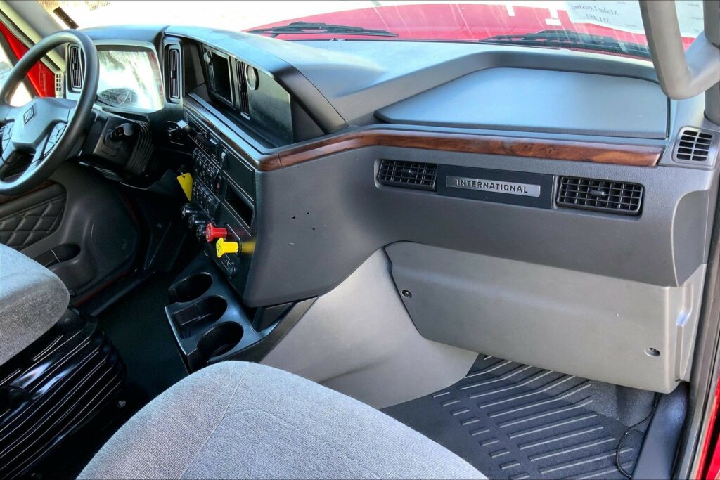 2023 CUM LT625 6X4 Sleeper