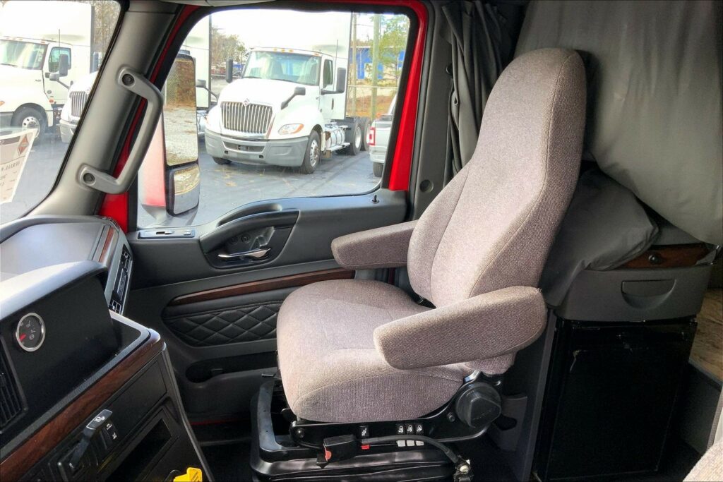 2023 CUM LT625 6X4 Sleeper