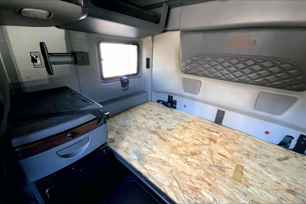 2023 CUM LT625 6X4 Sleeper