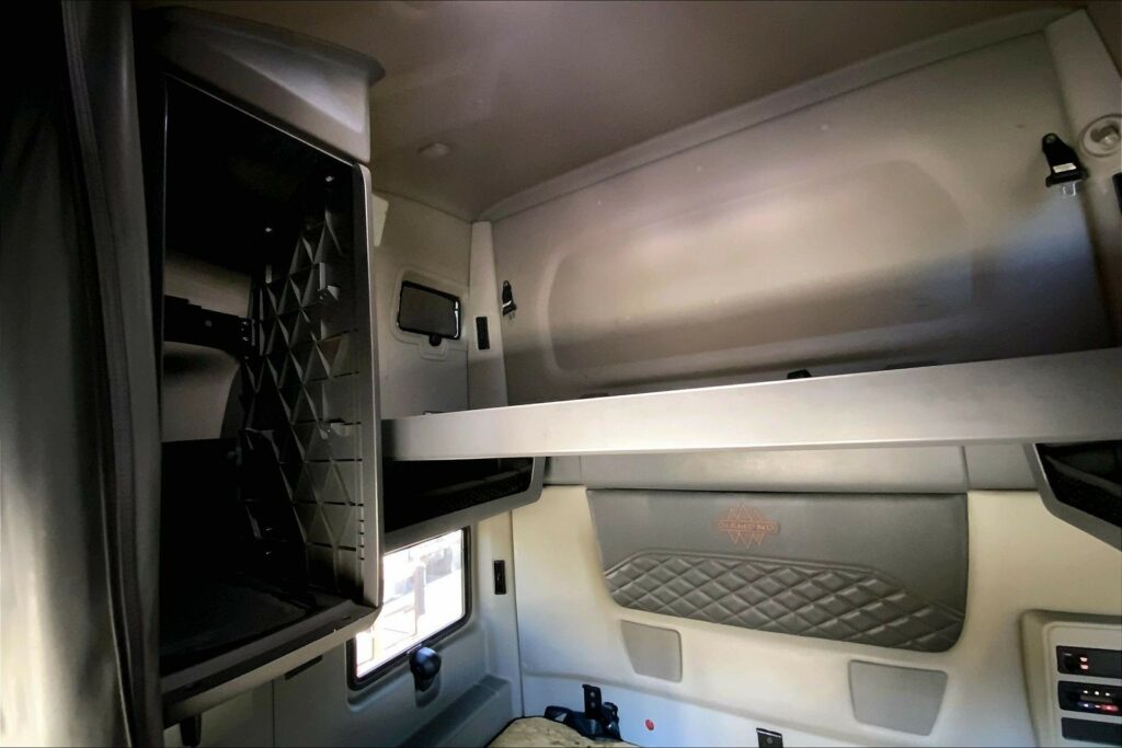 2023 CUM LT625 6X4 Sleeper