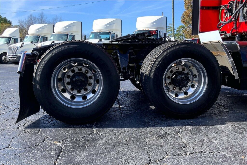 2023 CUM LT625 6X4 Sleeper