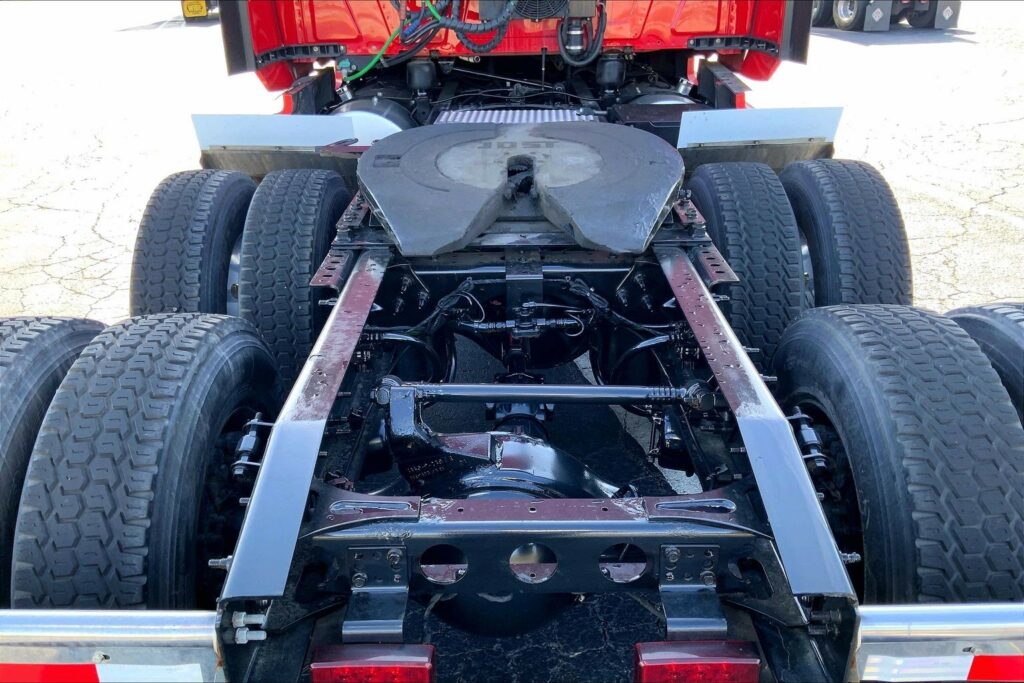 2023 CUM LT625 6X4 Sleeper