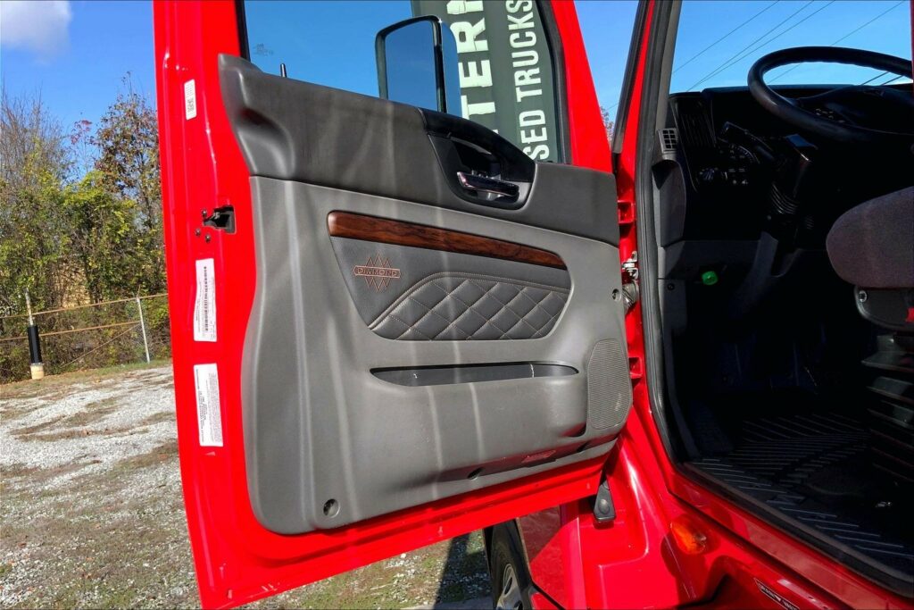 2023 CUM LT625 6X4 Sleeper