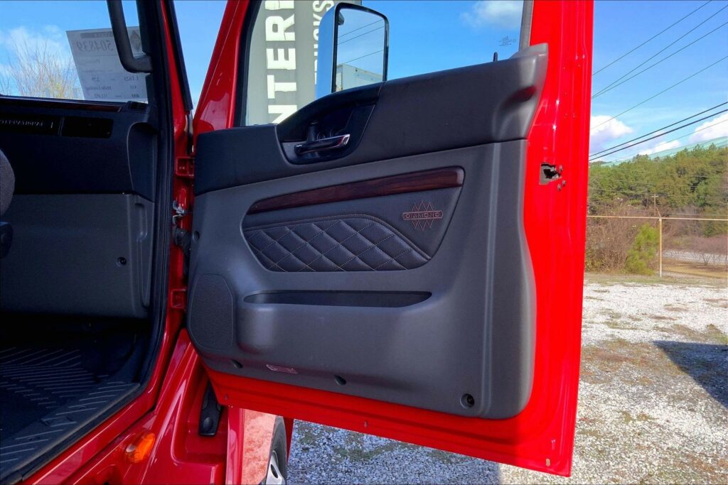 2023 CUM LT625 6X4 Sleeper