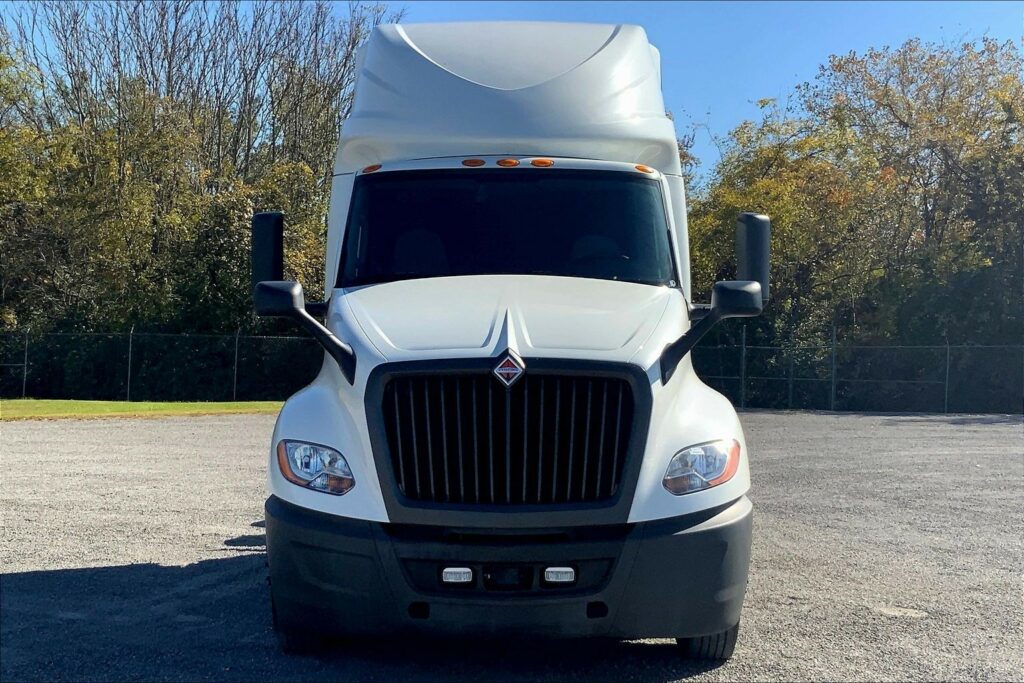 2021 CUM LT625 6×4 Sleeper