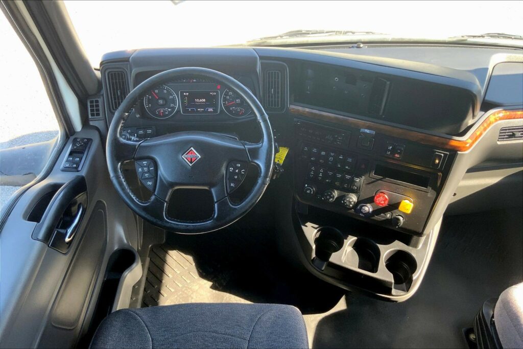 2021 CUM LT625 6×4 Sleeper