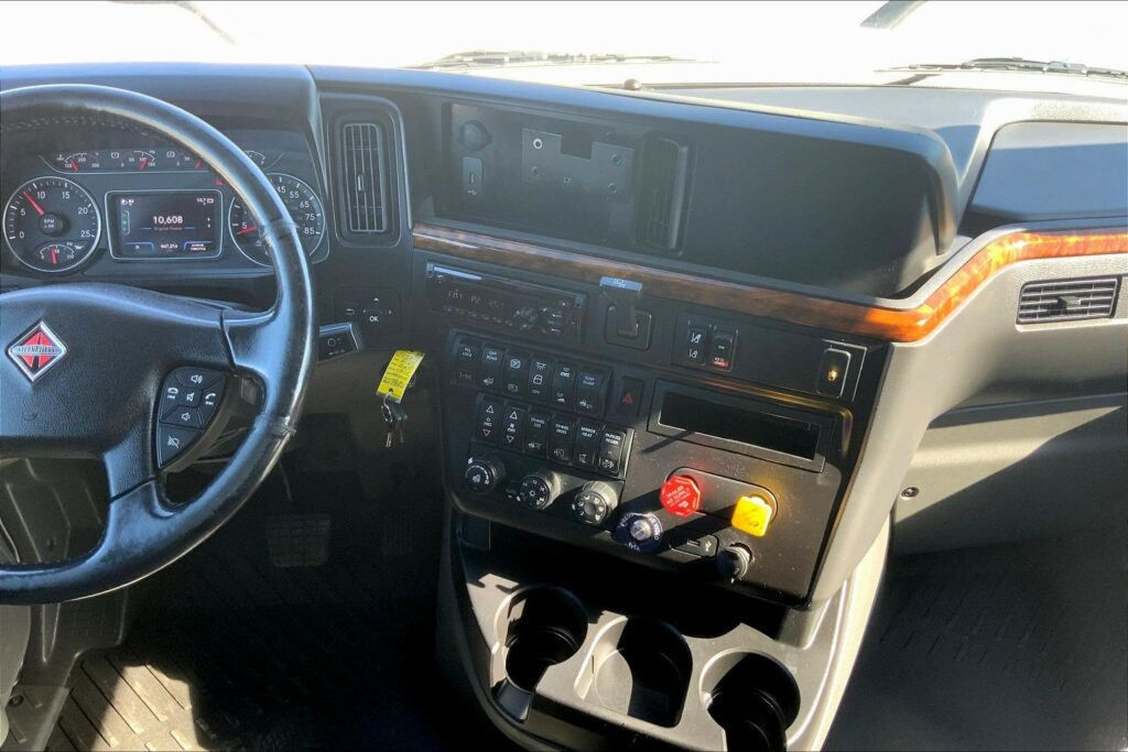 2021 CUM LT625 6×4 Sleeper