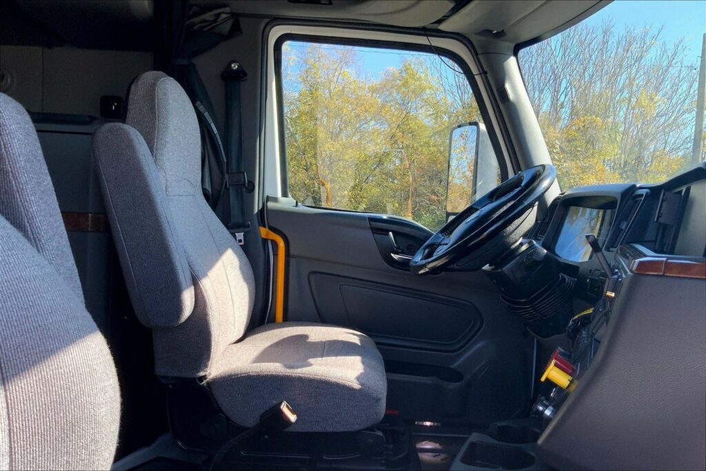 2021 CUM LT625 6×4 Sleeper