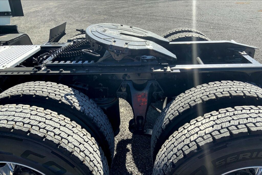 2021 CUM LT625 6×4 Sleeper