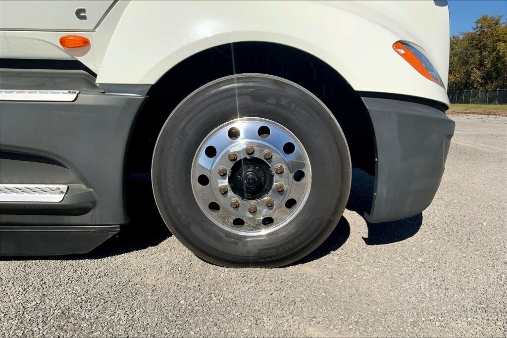 2021 CUM LT625 6×4 Sleeper