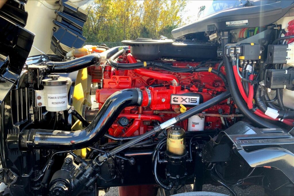 2021 CUM LT625 6×4 Sleeper