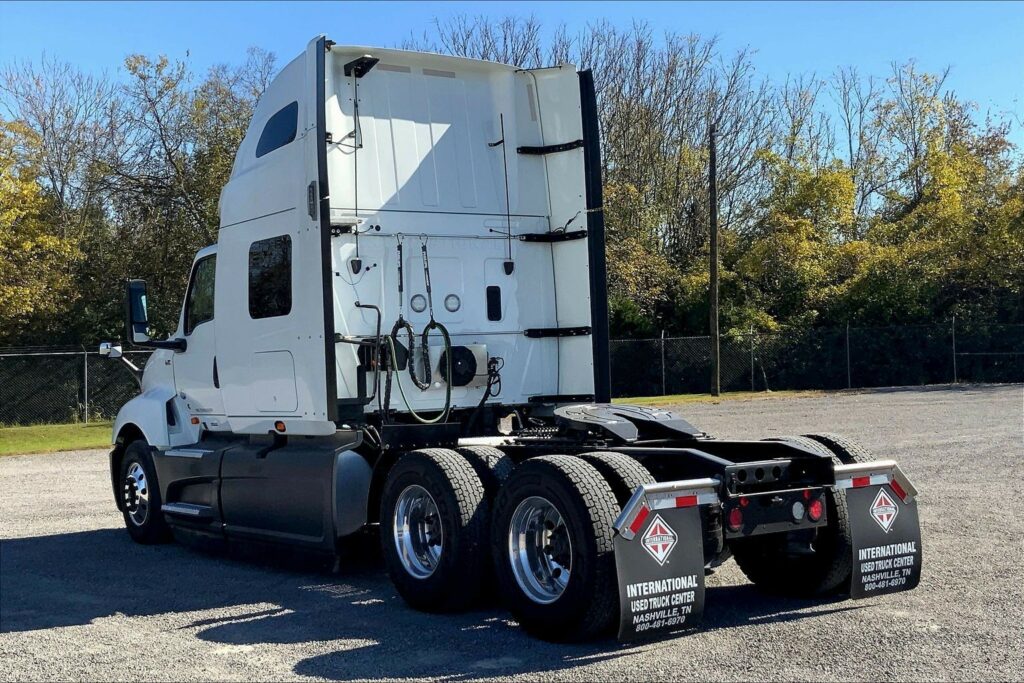 2021 CUM LT625 6×4 Sleeper