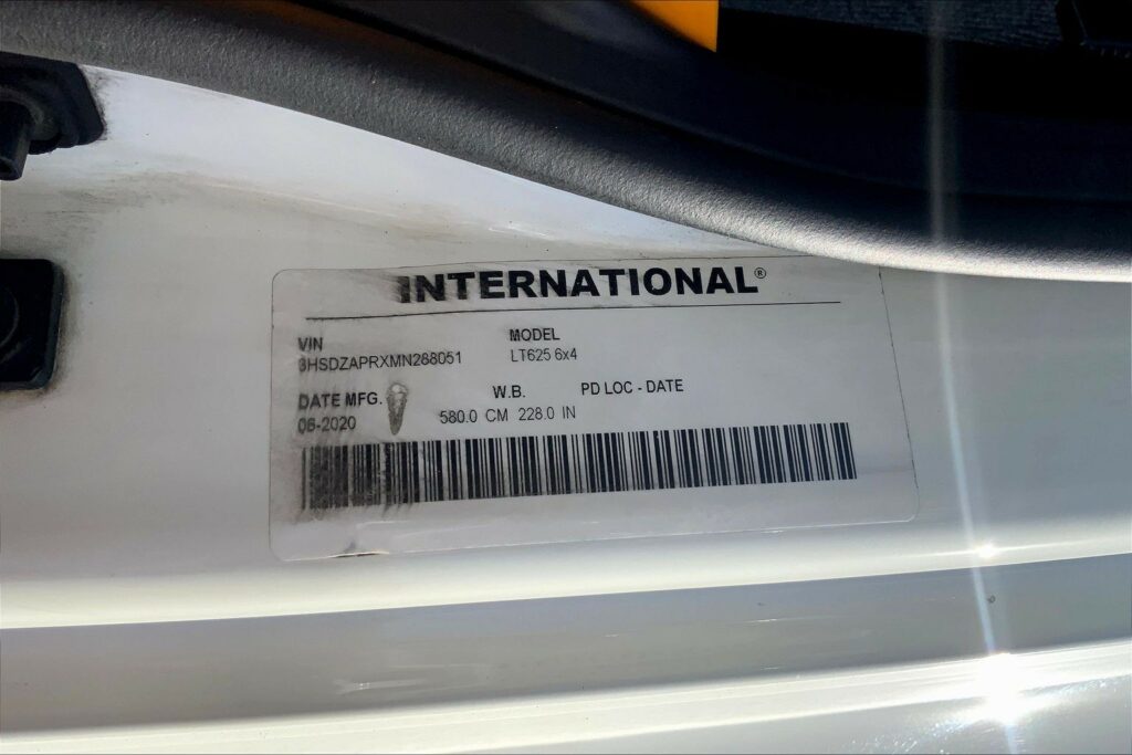 2021 CUM LT625 6×4 Sleeper