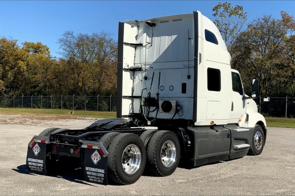 2021 CUM LT625 6×4 Sleeper