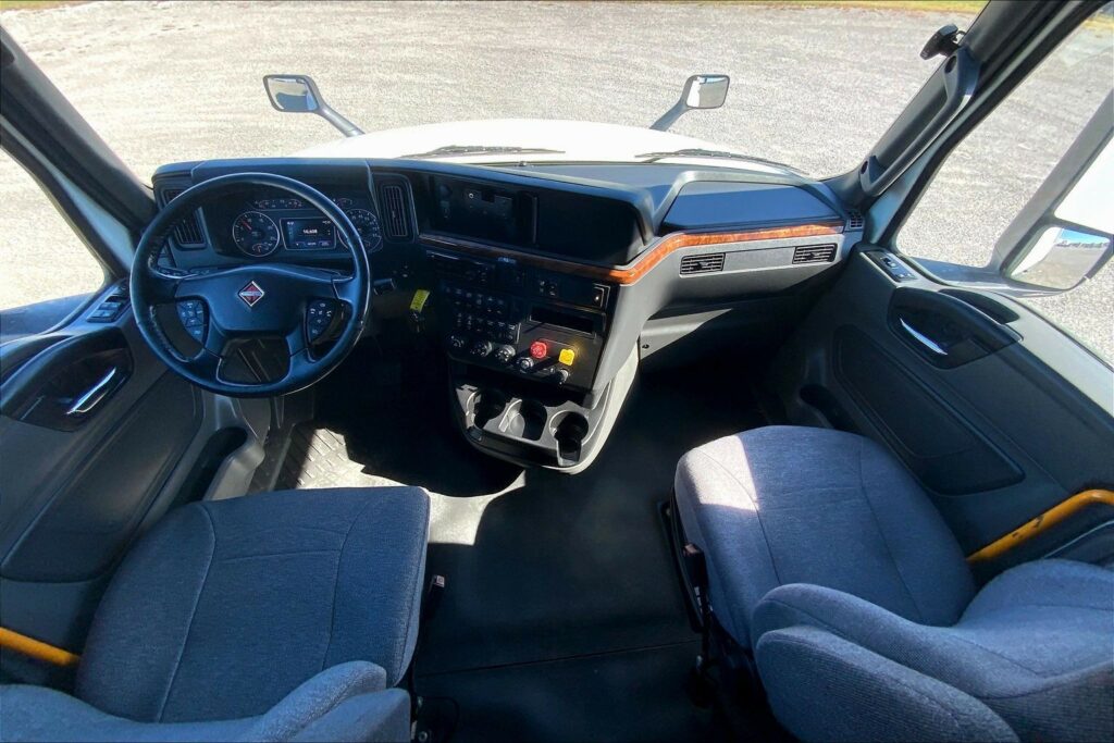 2021 CUM LT625 6×4 Sleeper