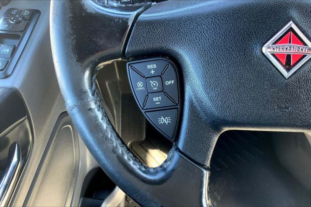 2021 CUM LT625 6×4 Sleeper