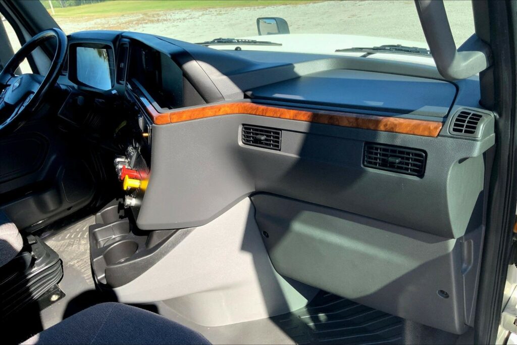 2021 CUM LT625 6×4 Sleeper